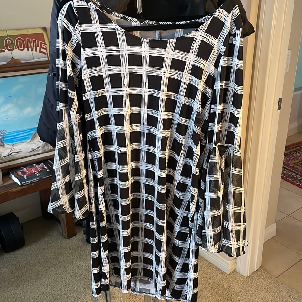 Size medium dress pretty long very nice light material